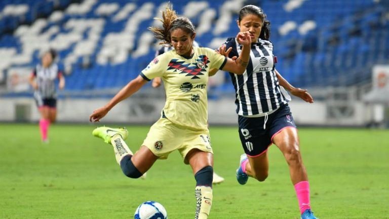 Daniela Espinosa y Rebeca Bernal, durante un partido