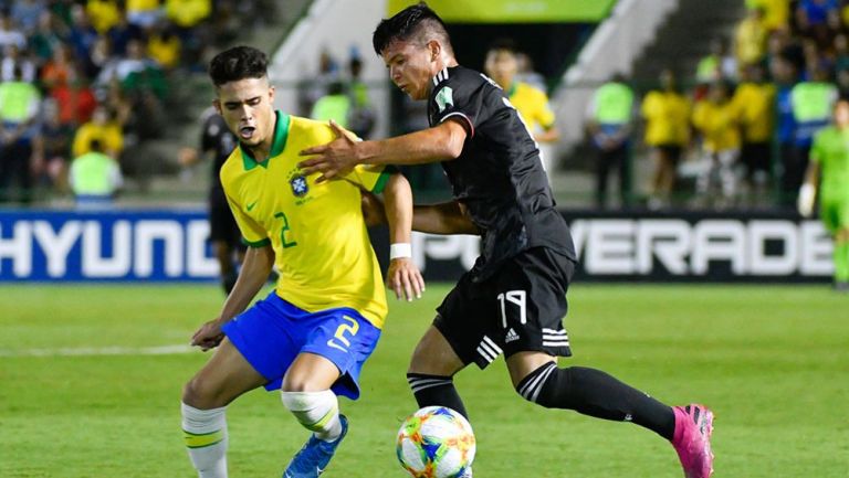 Yan Couto y Ali Ávila disputan un balón en la Final del Mundial Sub 17