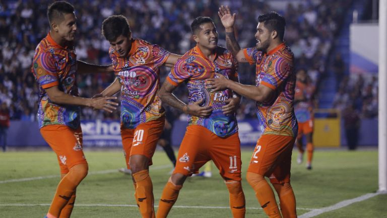 Jugadores de los Alebrijes festejan una anotación