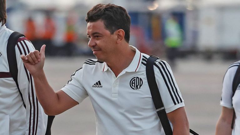 Marcelo Gallardo, saluda a su llegada a la ciudad de Lima