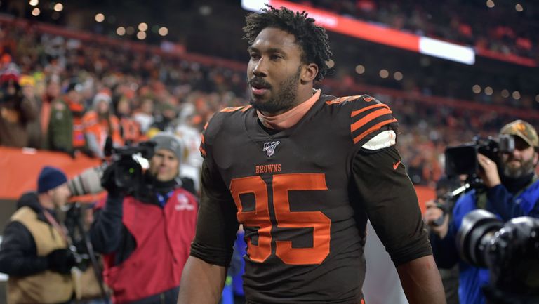 Myles Garrett deja el campo tras ser expulsado