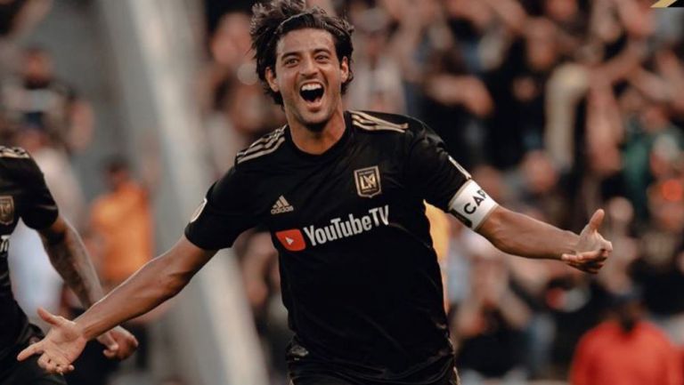 Carlos Vela festeja una anotación con LAFC