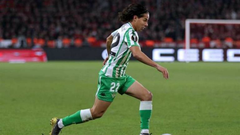 Diego Lainez en partido del Betis