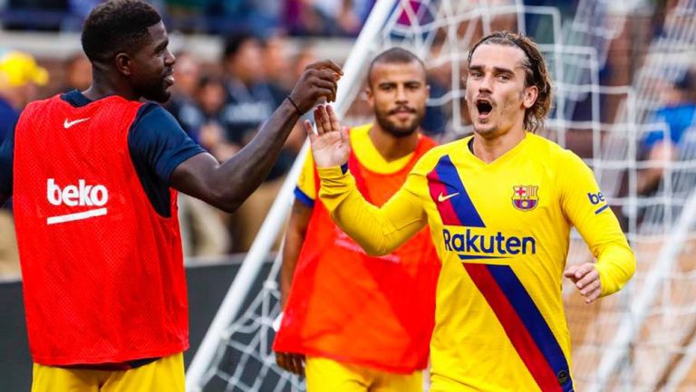 Antoine Griezmann durante un duelo con el Barcelona