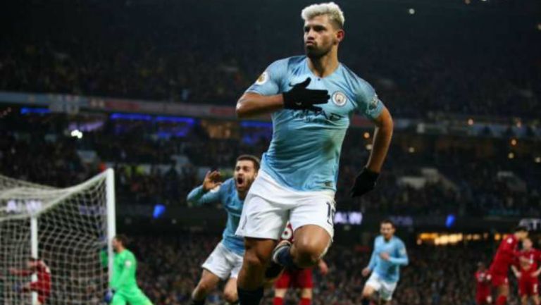 Sergio Agüero festeja gol con el City