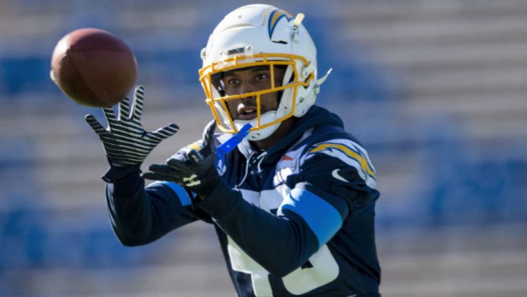 Michael Davis en jugada con los Chargers