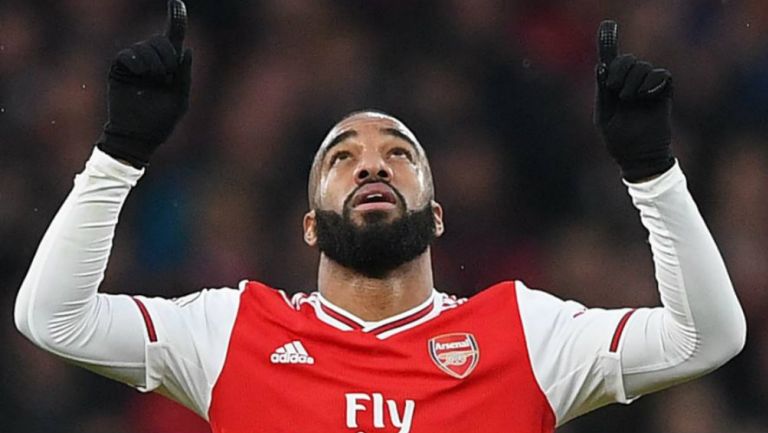 Lacazette festeja gol con el Arsenal