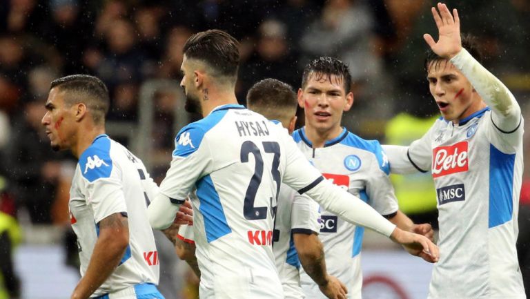 Jugadores del Napoli festejan la anotación de Lozano