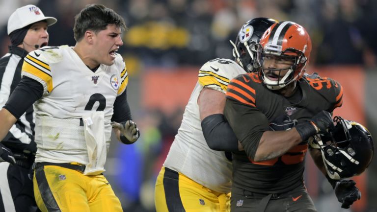 Mason Rudolph y Myles Garrett durante la pelea