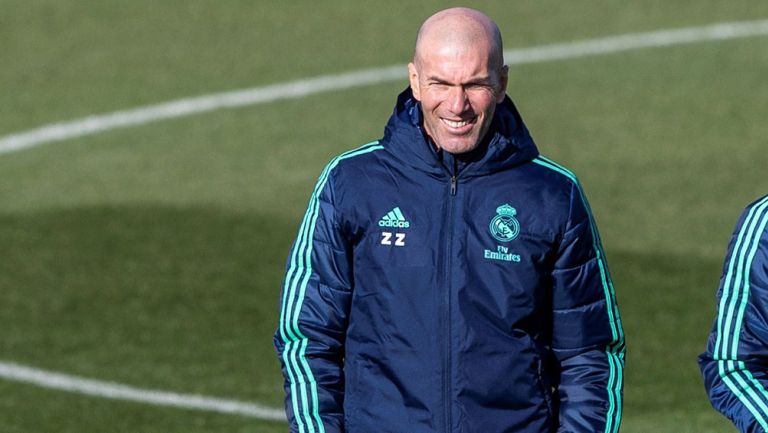 Zinedine Zidane sonríe en el entrenamiento del Real Madrid