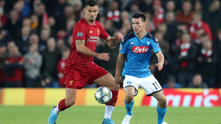 Chucky Lozano pelea un balón con Dejan Lovren