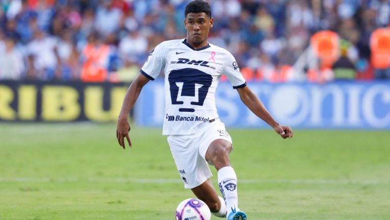 Jeison Angulo durante un juego con los Pumas 