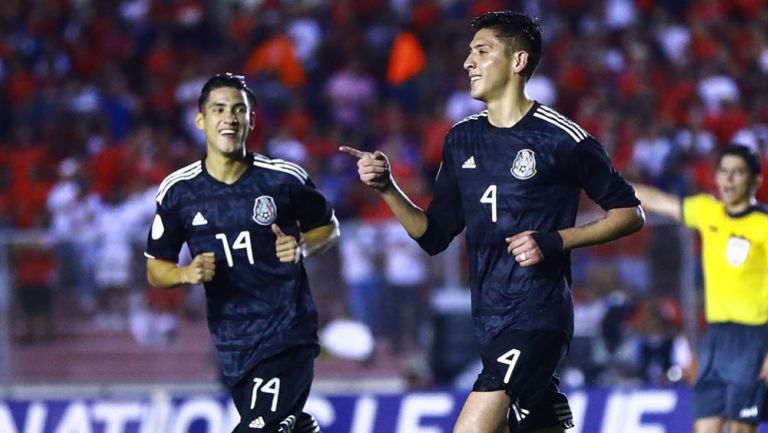 Edson Álvarez festeja una anotación con la Selección Mexicana