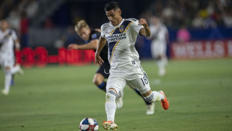 Uriel Antuna durante un duelo con el Galaxy 