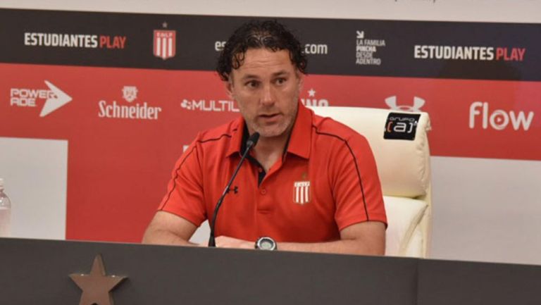 Gabriel Milito durante una conferencia de prensa 