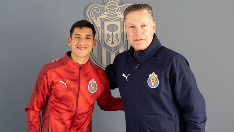 Uriel Antuna posa junto a Ricardo Peláez