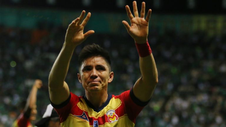 Efraín Velarde celebrando la victoria de Monarcas ante León