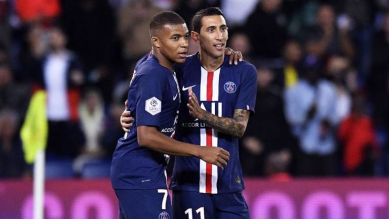 Mbappé y Di María se abrazan en un juego del PSG