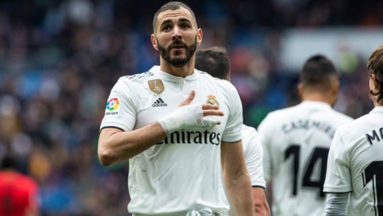 Karim Benzema, durante un duelo con el Real Madrid