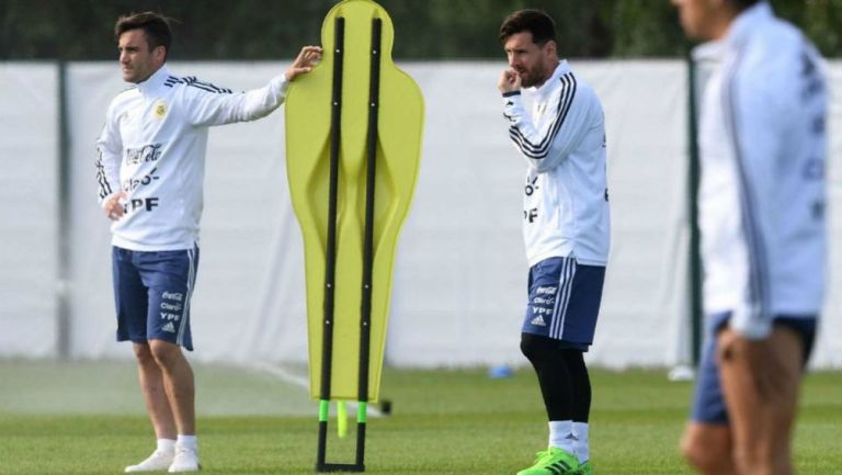 Nicolás Tagliafico y Lionel Messi en práctica con Argentina