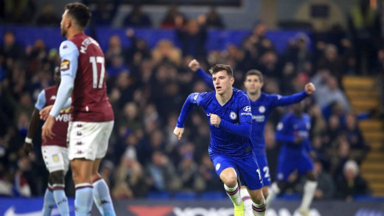 Mason Mount celebra una anotación contra el Aston Villa