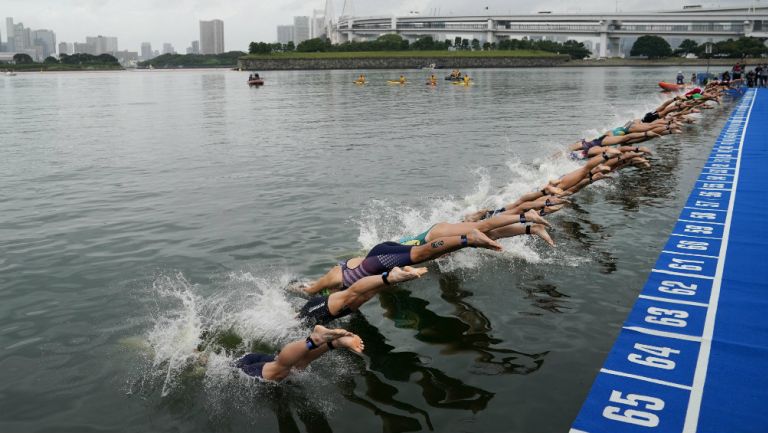 Nadadores en el Odaiba Marine Park de Tokio