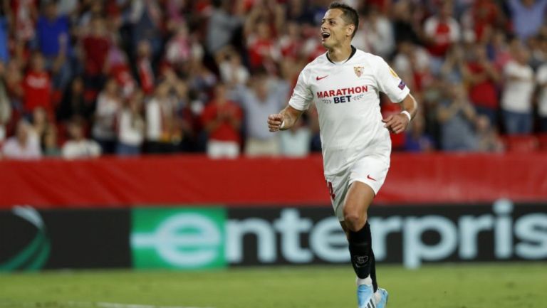 Chicharito, en celebración con Sevilla