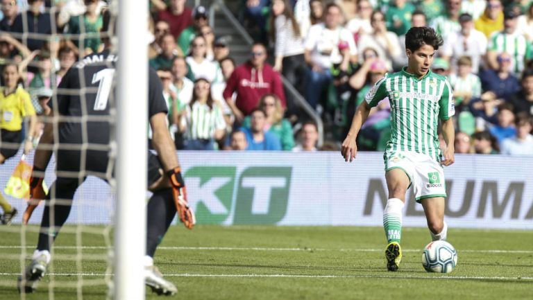 Diego Lainez con el balón en un partido del Real Betis