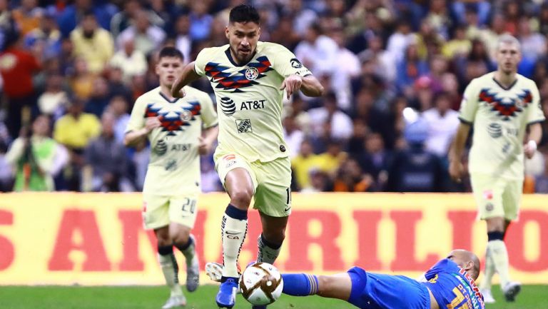 Bruno Valdez gana el balón en juego ante Tigres