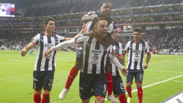 Jugadores de Rayados celebran una anotación en la Liguilla