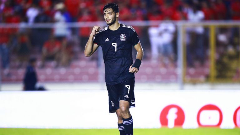 Raúl Jiménez en el partido entre México y Panamá