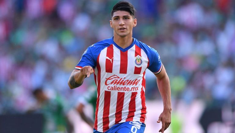 Alan Pulido en un juego de Chivas en el Apertura 2019