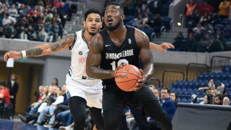 Dos jugadores durante el Juego de Estrellas de la G-League