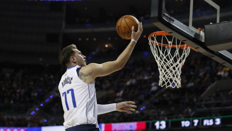 Luka Doncic a punto de encestar una bandeja en la Arena CDMX