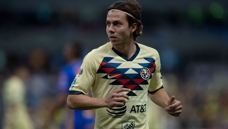 Sebastián Córdova durante un duelo con América 