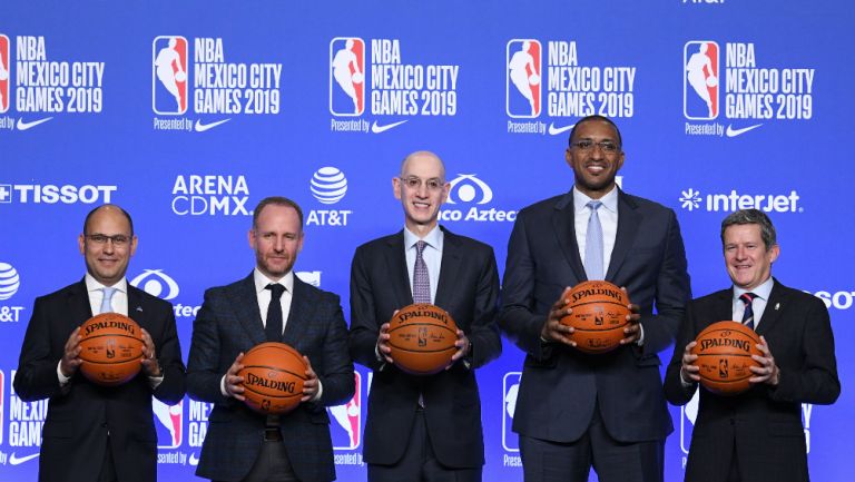 Miembros de la NBA en conferencia de prensa