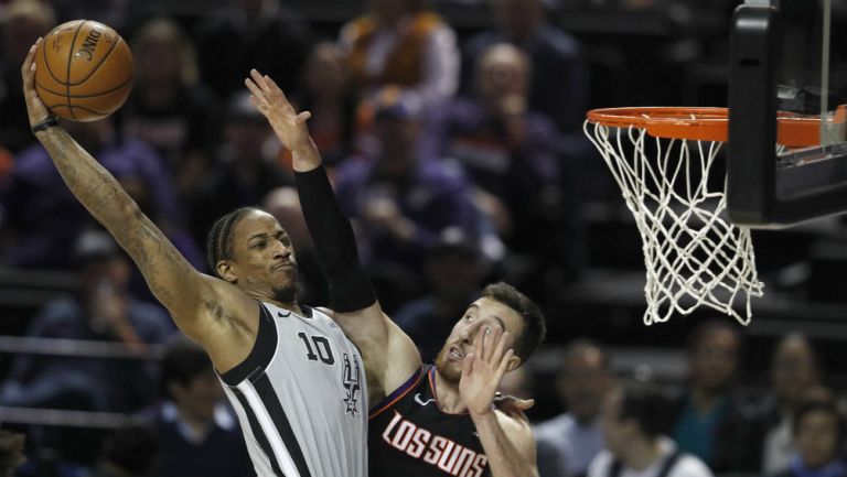 DeMar DeRozan intenta clavar el balón sobre Frank Kaminsky