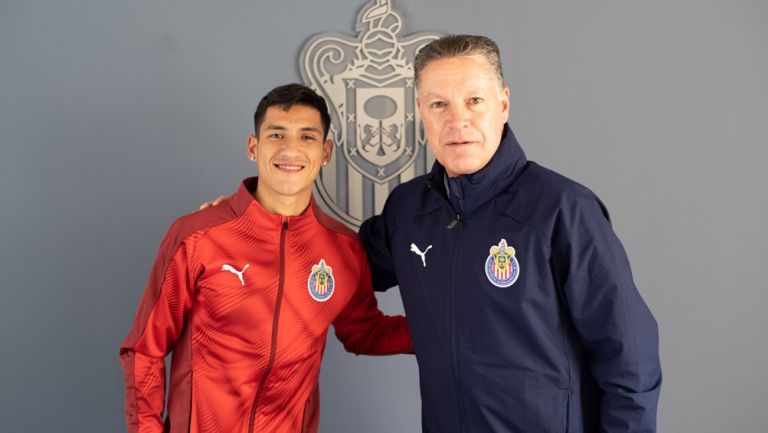 Uriel Antuna posa junto a Ricardo Peláez 