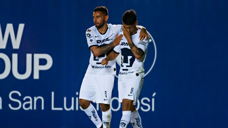 Jugadores de Pumas durante un partido ante Atlas