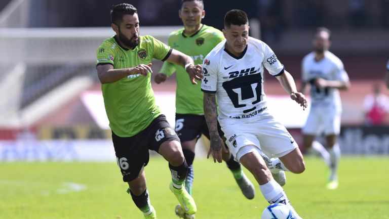 José Esquivel (Juárez) y Juan Iturbe (Pumas) peleando un balón