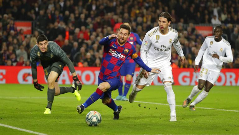 Messi busca el balón en la meta del Real Madrid