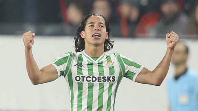 Diego Lainez celebrando su primer gol con el Betis