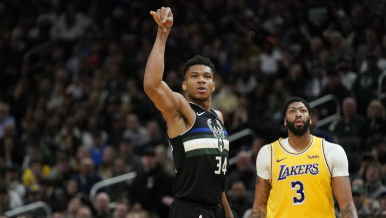 Giannis Antetokounmpo marca uno de sus triples contra los Lakers