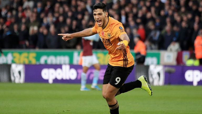 Raúl Jiménez festeja un gol con los Wolves