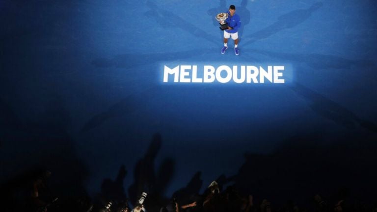 Djokovic presumiendo el trofeo de campeón en Australia 