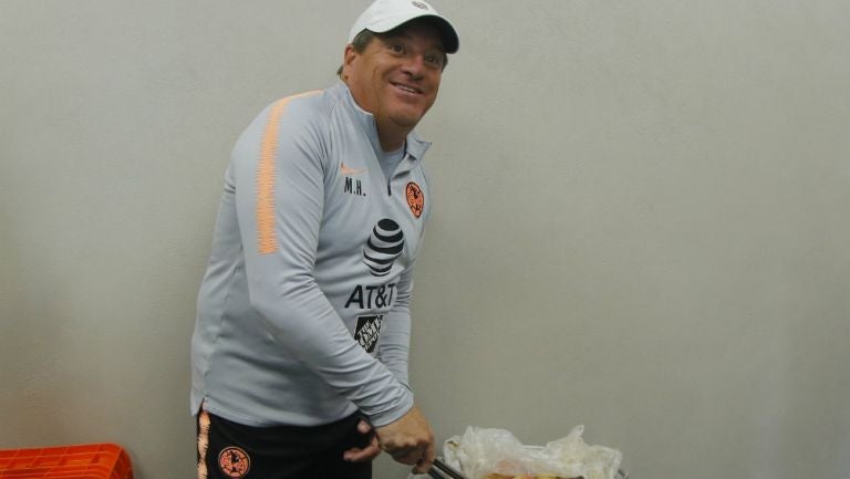 Miguel Herrera DT del América, durante un convivio