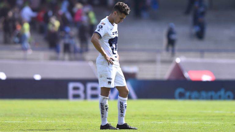 Kevin Escamilla en lamento durante un partido de Pumas