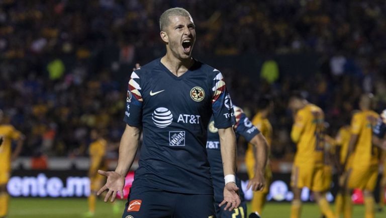 Guido Rodríguez festeja un gol con el América