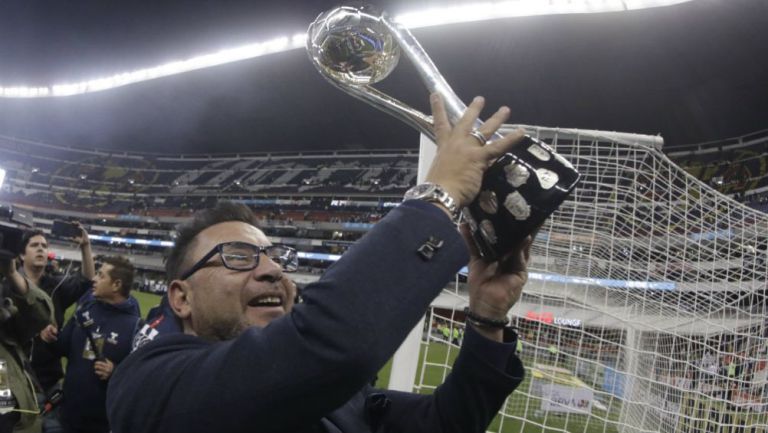 Antonio Mohamed celebrando el título con Rayados