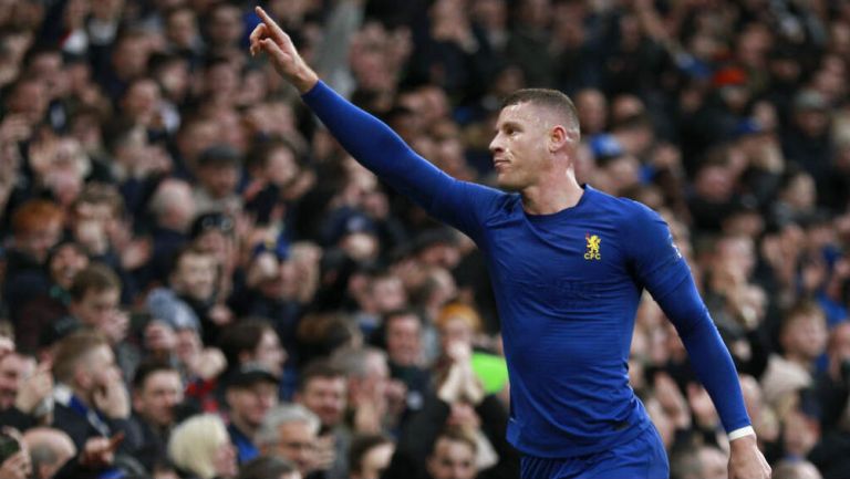 Ross Barkley festeja su gol con la afición 